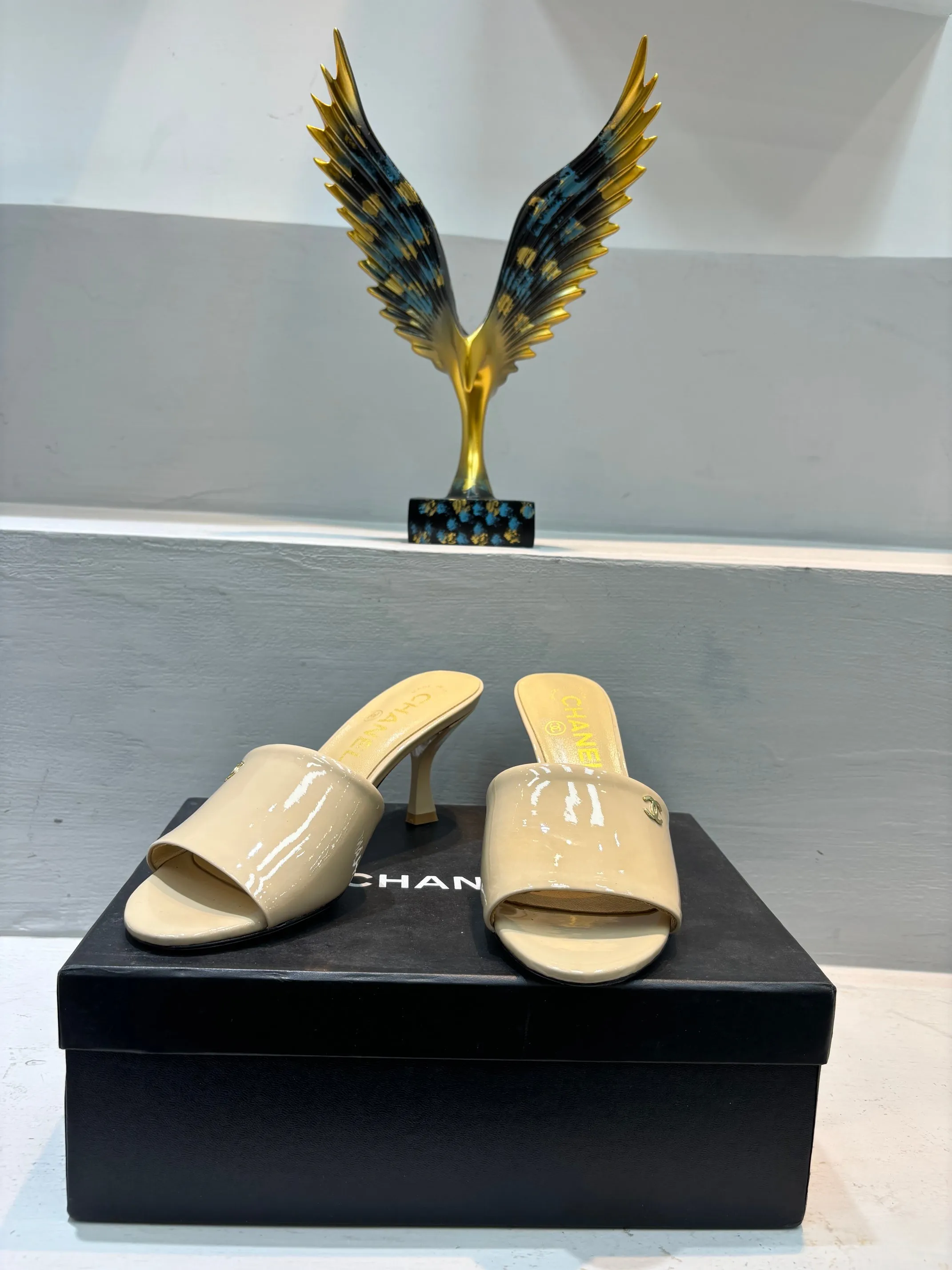 👟👟Ex-factory price 520👟👟 🌲🌲🌲 Chanel's new slippers for early summer, the same style is used by major fashion bloggers and celebrities, they are so beautiful! The upper is made of imported glossy patent leather and the lining is made of sheepskin. Original leather outsole, heel height 5cm. Size: 35-41 (custom-made 40 and 41 non-refundable)